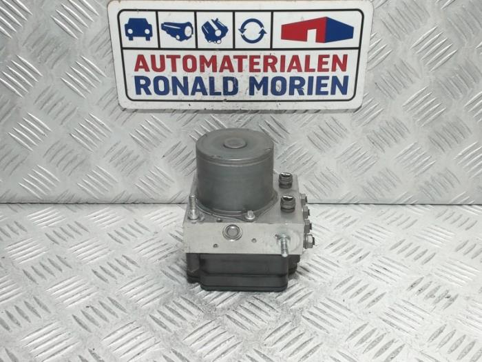 ABS Pomp van een Volkswagen Polo V (6R) 1.2 TSI 16V BlueMotion Technology 2014