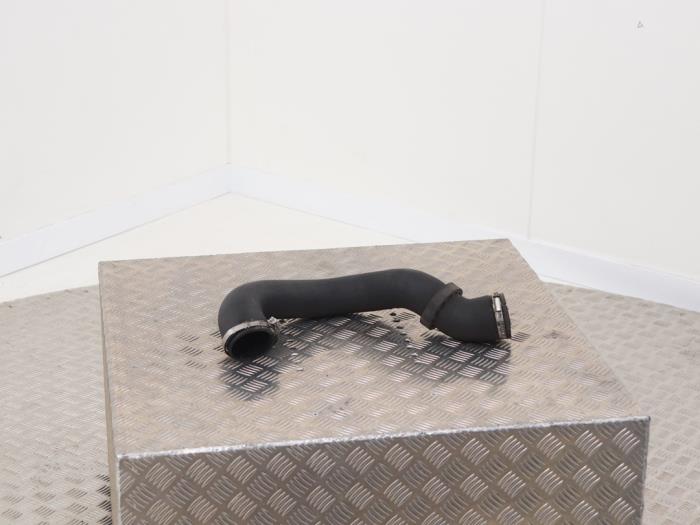 Gebruikte Intercooler Buis Volkswagen Transporter T5 2.0 BiTDI DRF Prijs € 45,00 Margeregeling aangeboden door Automaterialen Ronald Morien B.V.