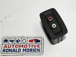 Gebruikte AUX/USB aansluiting Opel Vivaro 2.5 CDTI 16V Prijs € 19,00 Margeregeling aangeboden door Automaterialen Ronald Morien B.V.