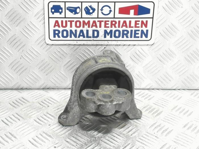 Gebruikte Motorrubber Opel Astra H (L48) 1.6 16V Twinport Prijs € 19,00 Margeregeling aangeboden door Automaterialen Ronald Morien B.V.