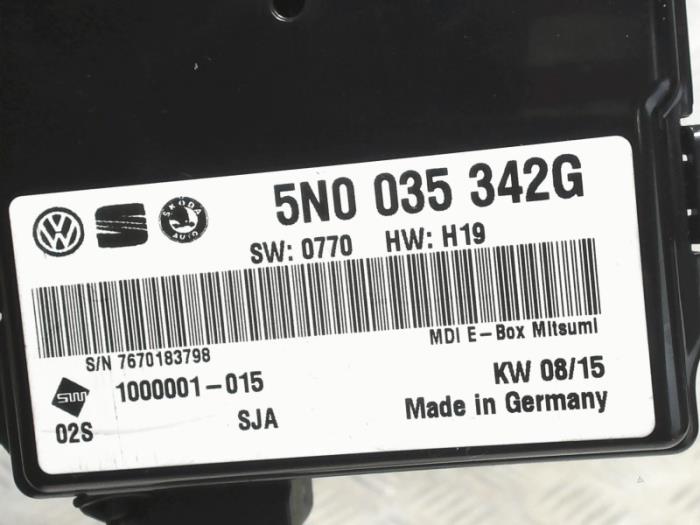 USB module van een Volkswagen Passat CC (357) 2.0 TDI 16V 140 2015