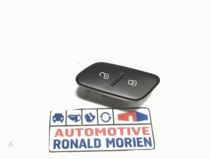 Gebruikte Centrale deurvergrendeling Schakelaar Volkswagen Polo V (6R) 1.2 TSI Prijs € 10,00 Margeregeling aangeboden door Automaterialen Ronald Morien B.V.