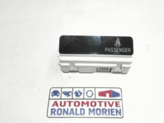 Gebruikte Display Interieur Toyota Prius (NHW20) 1.5 16V Prijs € 10,00 Margeregeling aangeboden door Automaterialen Ronald Morien B.V.
