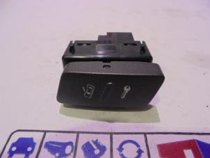 Gebruikte Centrale deurvergrendeling Schakelaar Volkswagen Phaeton (3D) 3.2 V6 30V 4Motion Prijs € 10,00 Margeregeling aangeboden door Automaterialen Ronald Morien B.V.