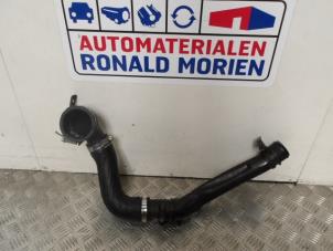 Gebruikte Intercooler Buis Peugeot 308 (L3/L8/LB/LH/LP) 1.6 16V THP Prijs € 39,00 Margeregeling aangeboden door Automaterialen Ronald Morien B.V.