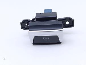 Gebruikte Handrem schakelaar Peugeot 308 (L3/L8/LB/LH/LP) 1.6 16V THP Prijs € 17,50 Margeregeling aangeboden door Automaterialen Ronald Morien B.V.