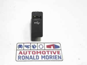 Gebruikte AUX/USB aansluiting BMW 2 serie Active Tourer (F45) 218i 1.5 TwinPower Turbo 12V Prijs € 9,99 Inclusief btw aangeboden door Automaterialen Ronald Morien B.V.