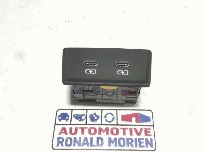 Gebruikte USB module Audi S3 Limousine (GYL) 2.0 T FSI 16V Prijs € 34,99 Inclusief btw aangeboden door Automaterialen Ronald Morien B.V.