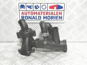 Nieuwe Thermostaathuis Volkswagen Polo V (6R) 1.4 TDI Prijs € 79,00 Inclusief btw aangeboden door Automaterialen Ronald Morien B.V.