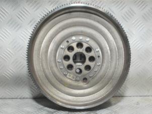 Gebruikte Dubbele massa vliegwiel Mercedes B (W246) 1.6 B-200 BlueEFFICIENCY Turbo 16V Prijs € 195,00 Margeregeling aangeboden door Automaterialen Ronald Morien B.V.