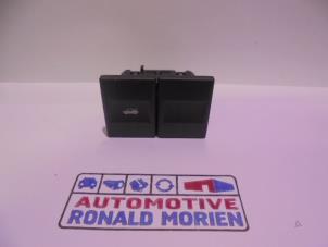 Gebruikte Schakelaar achterklep Ford Mondeo III 2.0 16V Prijs € 10,00 Margeregeling aangeboden door Automaterialen Ronald Morien B.V.