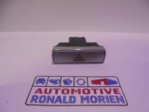 Gebruikte Schakelaar Paniekverlichting Ford Mondeo III 2.0 16V Prijs € 10,00 Margeregeling aangeboden door Automaterialen Ronald Morien B.V.
