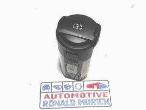 Gebruikte USB module Kia Niro I (DE) 1.6 GDI Hybrid Prijs € 25,00 Margeregeling aangeboden door Automaterialen Ronald Morien B.V.