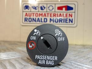 Gebruikte Airbag schakelaar Opel Corsa IV 1.2 16V Prijs € 9,99 Margeregeling aangeboden door Automaterialen Ronald Morien B.V.