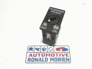 Gebruikte Airbag schakelaar Volkswagen Golf VII (AUA) 1.4 TSI 16V Prijs € 10,00 Margeregeling aangeboden door Automaterialen Ronald Morien B.V.