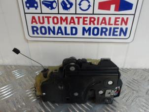 Gebruikte Portierslot Mechaniek 4Deurs rechts-voor Volkswagen Touran (1T1/T2) 1.9 TDI 105 Euro 3 Prijs € 30,00 Margeregeling aangeboden door Automaterialen Ronald Morien B.V.