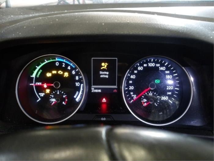 Instrumentenpaneel van een Volkswagen Golf VII (AUA) 1.4 GTE 16V 2015