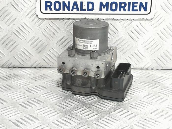 ABS Pomp van een Opel Astra K Sports Tourer 1.4 Turbo 16V 2017