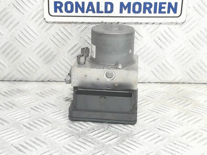 ABS Pomp van een Opel Astra K Sports Tourer 1.4 Turbo 16V 2017