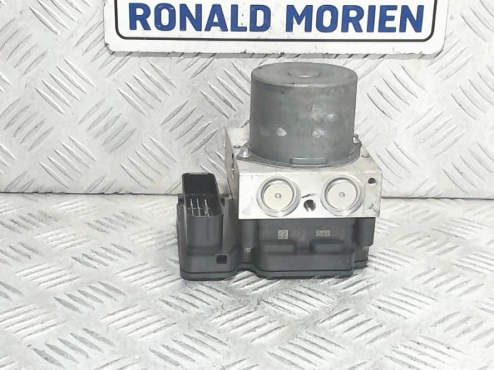 ABS Pomp van een Opel Astra K Sports Tourer 1.4 Turbo 16V 2017