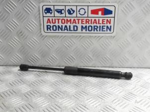 Gebruikte Kofferdekseldemper rechts-achter Tesla Model 3 Long Range AWD 75 kWh Prijs € 34,99 Inclusief btw aangeboden door Automaterialen Ronald Morien B.V.