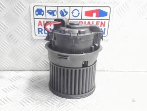 Gebruikte Kachel Ventilatiemotor Peugeot 208 I (CA/CC/CK/CL) 1.2 Vti 12V PureTech 82 Prijs € 19,00 Margeregeling aangeboden door Automaterialen Ronald Morien B.V.