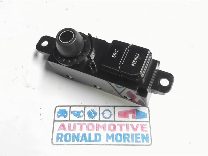 Gebruikte Bediening boordcomputer Peugeot 208 I (CA/CC/CK/CL) 1.2 Vti 12V PureTech 82 Prijs € 19,00 Margeregeling aangeboden door Automaterialen Ronald Morien B.V.