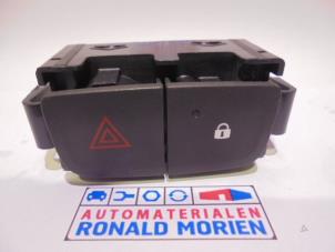 Gebruikte Paniekverlichtings Schakelaar Renault Trafic (1FL/2FL/3FL/4FL) 1.6 dCi 125 Twin Turbo Prijs € 10,00 Margeregeling aangeboden door Automaterialen Ronald Morien B.V.