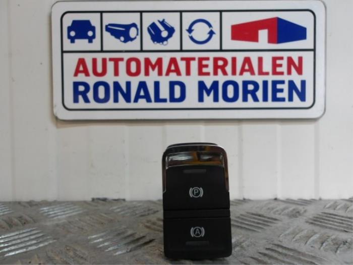 Gebruikte Handrem schakelaar Seat Ateca (5FPX) 1.0 TSI 12V Prijs € 15,00 Margeregeling aangeboden door Automaterialen Ronald Morien B.V.