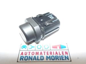 Gebruikte Paniekverlichtings Schakelaar Opel Astra Mk.7 1.4 16V Prijs € 9,99 Inclusief btw aangeboden door Automaterialen Ronald Morien B.V.