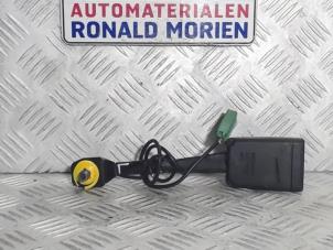Gebruikte Veiligheidsgordel Insteek links-voor Volvo V40 Cross Country (MZ) 2.0 T3 16V Prijs € 15,00 Margeregeling aangeboden door Automaterialen Ronald Morien B.V.