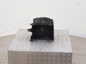 Gebruikte Accubak Renault Megane III Coupe (DZ) 1.5 dCi 110 Prijs € 25,00 Margeregeling aangeboden door Automaterialen Ronald Morien B.V.