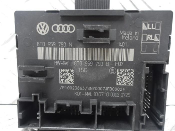 Deur module van een Audi A4 (B8) 1.8 TFSI 16V 2011