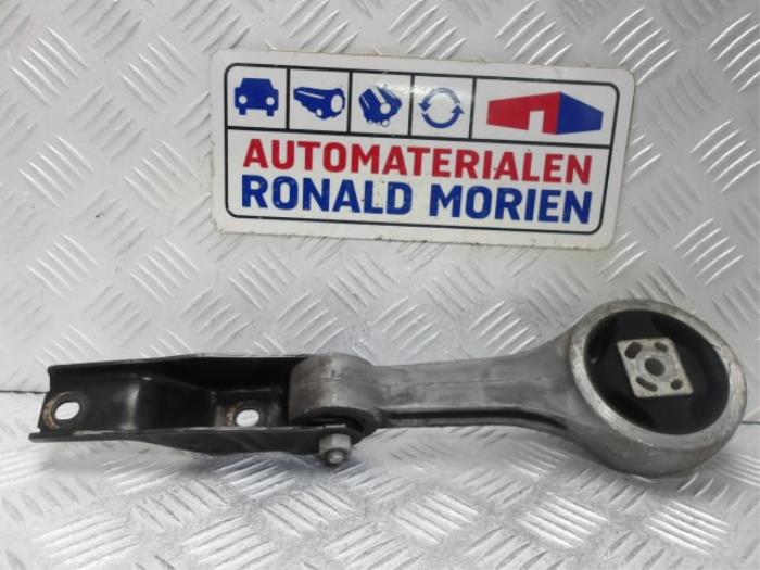 Gebruikte Versnellingsbak Steun Volkswagen Polo V (6R) 1.4 GTI 16V Prijs € 15,00 Margeregeling aangeboden door Automaterialen Ronald Morien B.V.