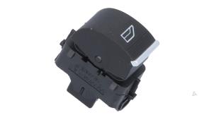 Gebruikte Raam schakelaar elektrisch Ford Kuga II (DM2) 1.5 EcoBoost 16V 4x4 Prijs € 8,26 Margeregeling aangeboden door Automaterialen Ronald Morien B.V.