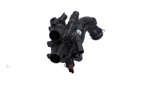 Gebruikte Thermostaathuis Peugeot 3008 II (M4/MC/MJ/MR) 1.6 e-THP 165 16V Prijs € 89,00 Inclusief btw aangeboden door Automaterialen Ronald Morien B.V.