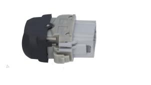 Gebruikte Ruit schakelaar elektrisch Renault Megane II Grandtour (KM) 2.0 16V Prijs € 5,00 Margeregeling aangeboden door Automaterialen Ronald Morien B.V.