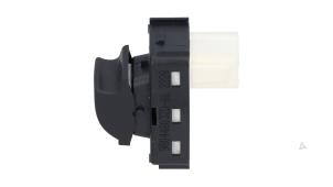 Gebruikte Elektrisch Raam Schakelaar Opel Combo Cargo 1.6 CDTI 100 Prijs € 5,00 Margeregeling aangeboden door Automaterialen Ronald Morien B.V.