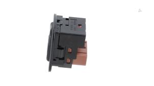 Gebruikte Schakelaar Spiegel Peugeot 108 1.0 12V VVT-i Prijs € 15,00 Margeregeling aangeboden door Automaterialen Ronald Morien B.V.