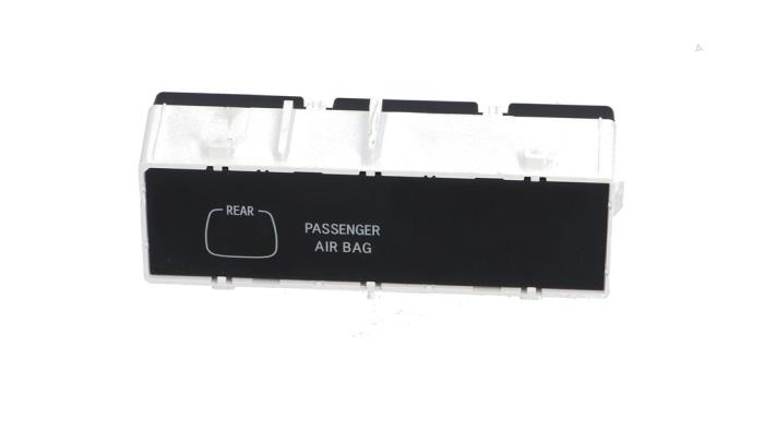 Gebruikte Display Interieur Peugeot 108 1.0 12V VVT-i Prijs € 10,00 Margeregeling aangeboden door Automaterialen Ronald Morien B.V.