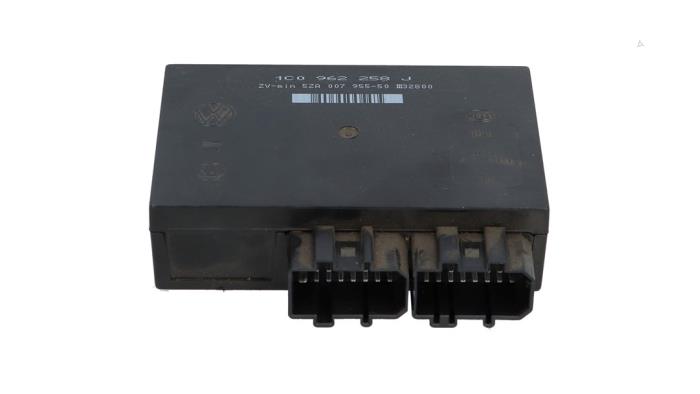 Gebruikte Module Bodycontrol Volkswagen Golf IV (1J1) 1.6 Prijs € 15,00 Margeregeling aangeboden door Automaterialen Ronald Morien B.V.