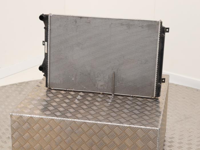 Gebruikte Radiateur Volkswagen Jetta IV (162/16A) 1.4 TSI Hybrid 16V Prijs € 35,00 Margeregeling aangeboden door Automaterialen Ronald Morien B.V.