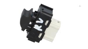 Gebruikte Raam schakelaar elektrisch Peugeot 208 I (CA/CC/CK/CL) 1.2 Vti 12V PureTech 82 Prijs € 10,00 Margeregeling aangeboden door Automaterialen Ronald Morien B.V.