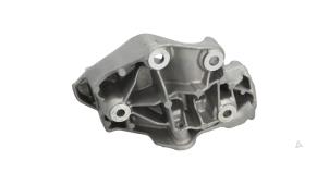 Nieuwe Dynamosteun boven Renault Trafic Passenger (1JL/2JL/3JL/4JL) 2.0 dCi 16V 170 Prijs € 34,99 Inclusief btw aangeboden door Automaterialen Ronald Morien B.V.