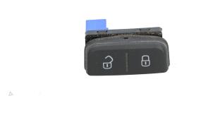 Gebruikte Centrale deurvergrendeling Schakelaar Volkswagen Up! (121) 1.0 12V 60 Prijs € 10,00 Margeregeling aangeboden door Automaterialen Ronald Morien B.V.