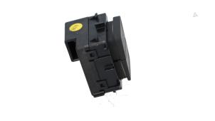 Gebruikte Schuifdak schakelaar Volkswagen Passat Variant (3G5) 2.0 TDI 16V 150 Prijs € 10,00 Margeregeling aangeboden door Automaterialen Ronald Morien B.V.