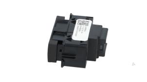 Gebruikte SOS knop Opel Astra K 1.0 Turbo 12V Prijs € 10,00 Margeregeling aangeboden door Automaterialen Ronald Morien B.V.