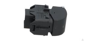 Gebruikte Ruit schakelaar elektrisch Ford Fiesta 6 (JA8) 1.0 EcoBoost 12V 100 Prijs € 10,00 Margeregeling aangeboden door Automaterialen Ronald Morien B.V.