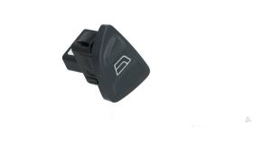 Gebruikte Elektrisch Raam Schakelaar Ford Ka II 1.2 Prijs € 10,00 Margeregeling aangeboden door Automaterialen Ronald Morien B.V.