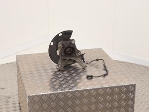 Gebruikte Fusee rechts-voor Opel Astra J Sports Tourer (PD8/PE8/PF8) 1.6 CDTI 16V Prijs € 65,00 Margeregeling aangeboden door Automaterialen Ronald Morien B.V.